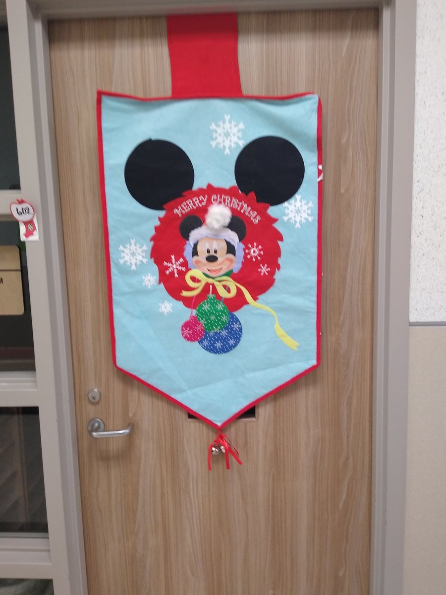 Vardeman_AISD's tweet photo. Our Holiday Door Decorating Contest has had great participation! #pandapride #creativity #VardemanExpress https://t.co/kh5HSISbGZ