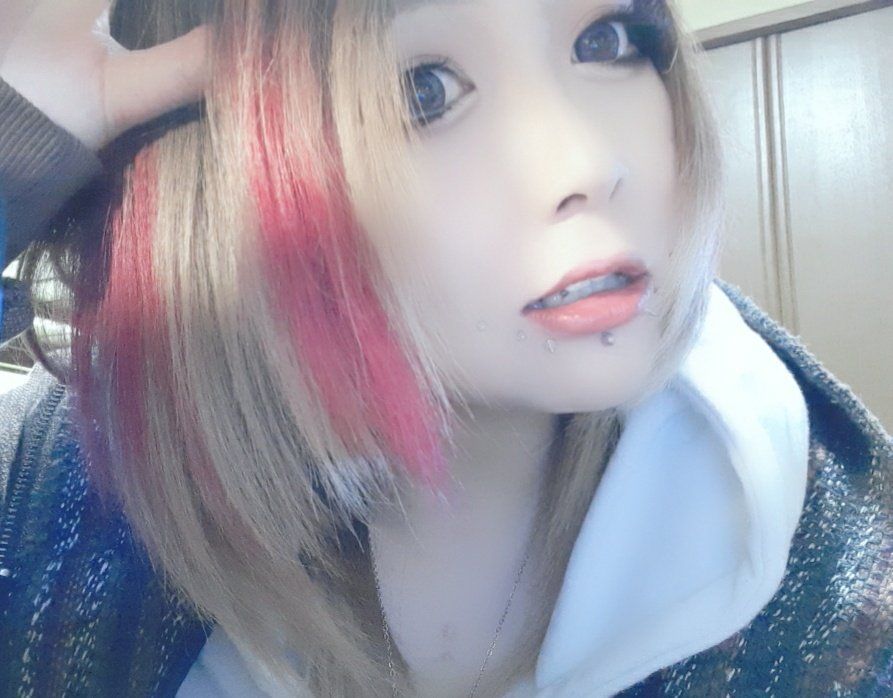 acdf2356's tweet photo. よく
｢何系目指してるの？｣
｢バンドマンなん？｣
｢V系なん？｣

とか、色々言われるけどさ？
あたしは何系になりたいなんて思ってない。好きな化粧して好きな服着て好きな事して自分らしく生きたいだけ
誰かに流されたりとかしない。自分のやりたい事をやる。
個性は大事にしようぜ🤙 https://t.co/LthYMvybms
