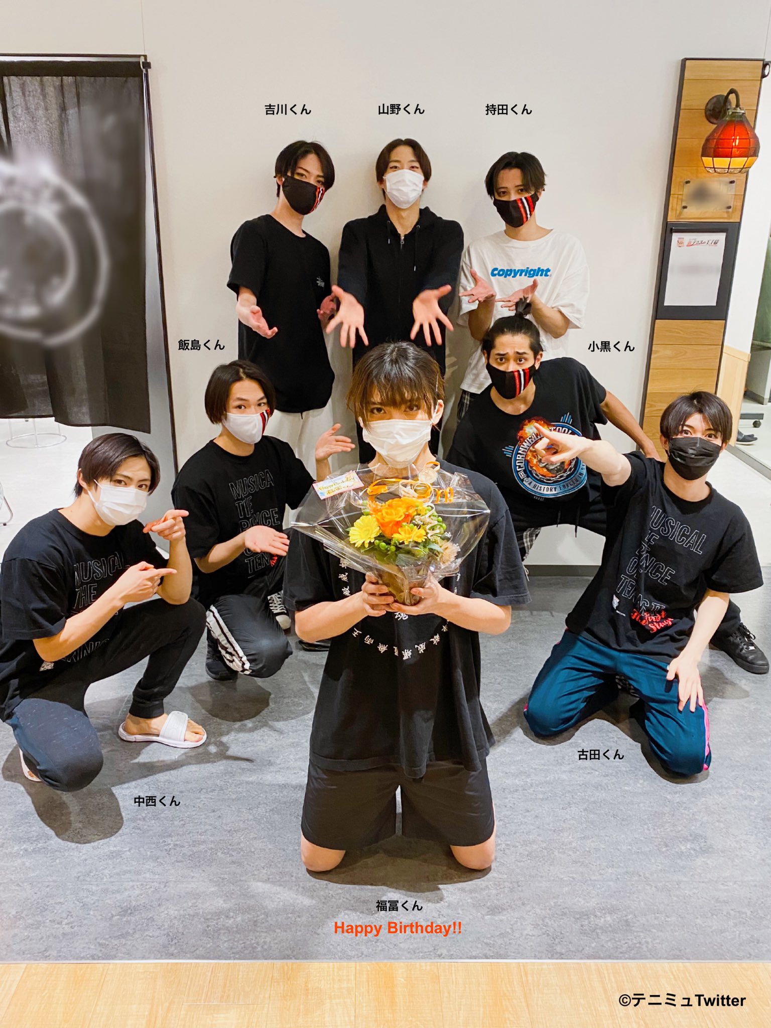 ミュージカル テニスの王子様 シリーズ公式 新テニミュ 楽屋より 本日12 18はテニミュボーイズ福冨玄刀くんのお 誕生日 昼公演後にサプライズでお祝いしました おめでとうございます 明日12 19は18 00公演です 午前中は ジャンプフェスタ21