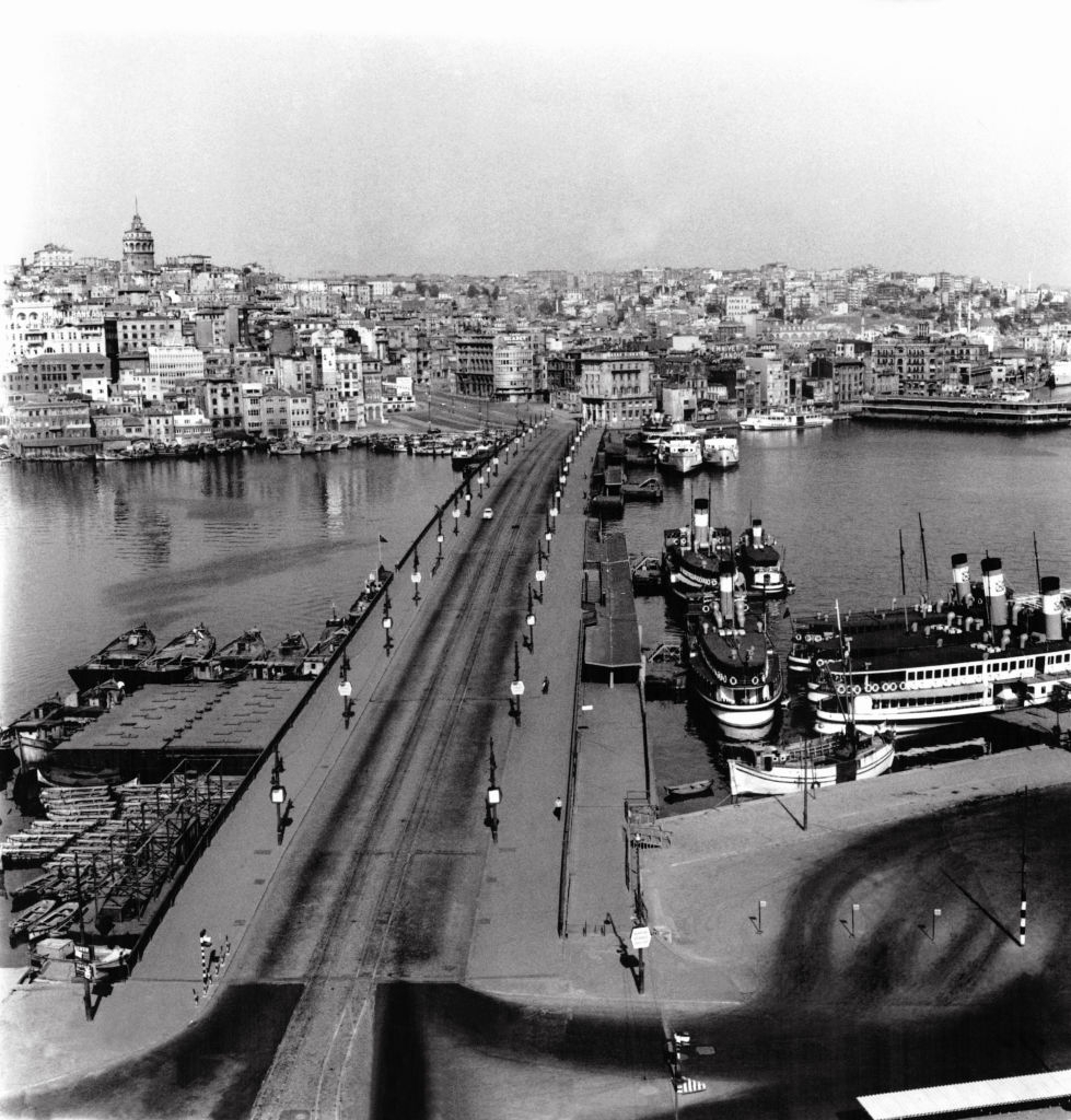Genel nüfus sayımı sırasında Galata köprüsünün bomboş hali. Çekim harika... Yıl : 20 Ekim 1940 Fotoğrafçı : Gamma-keystone fotoğrafçılık şirketi (Fransa) #projeyaz #BizÖğretmeniz #Sınavlariptalolsun