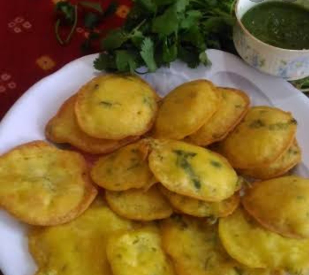Dhuska: this is a deep fried dumpling made with Rice and chana daal batter. It's more popular in erstwhile South Bihar aka modern day's Jharkhand. No festival is complete without Dhuska. A spicy mutton gravy with Dhuska will be a memorable meal for any fried food lover.