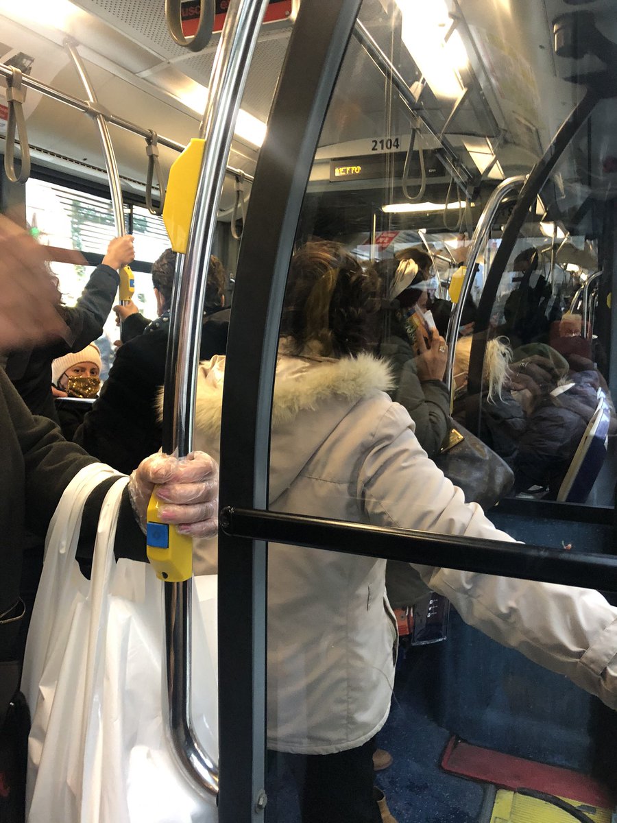 DadaG84's tweet photo. Gli autobus a Genova. NON HO PAROLE. @buccipergenova @GiovanniToti @GiuseppeConteIT #distanziamentosociale https://t.co/a5shTa43x9