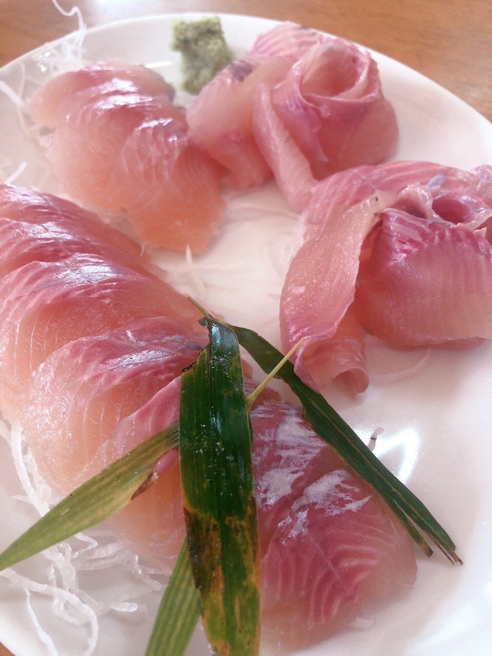 やべきょうすけ 仲間たちが釣ったニジマスを刺身でいただき 大量に釣ってたおじさん 俺達は先輩と呼んでた からニジマスをいただき塩焼きに めちゃめちゃ美味くて どうしても自分で釣った魚を食べたくなった 写真加工なしの色鮮やかな桜色のニジマス