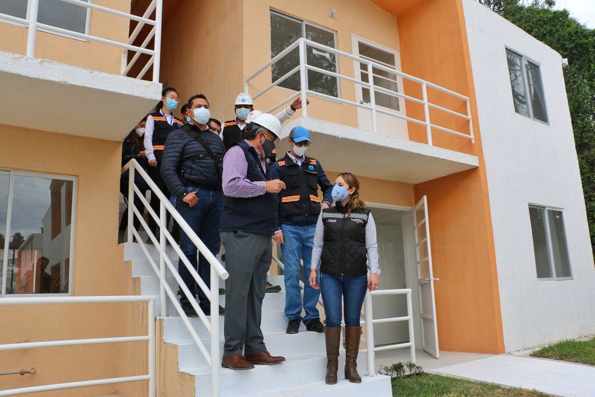 GabyJaramillo62's tweet photo. 👉🏻Junto al Ministro de @ViviendaEc @JulioF_Recalde, verificamos
el avance de obra en el conjunto habitacional #SolDeVida del cantón #Cotacachi, en el que 30 familias 👨👩👧👦 en situación de vulnerabilidad se verán beneficiadas🤗
#GobiernoEnAcción #SembramosFuturo https://t.co/zusrdFZmwK