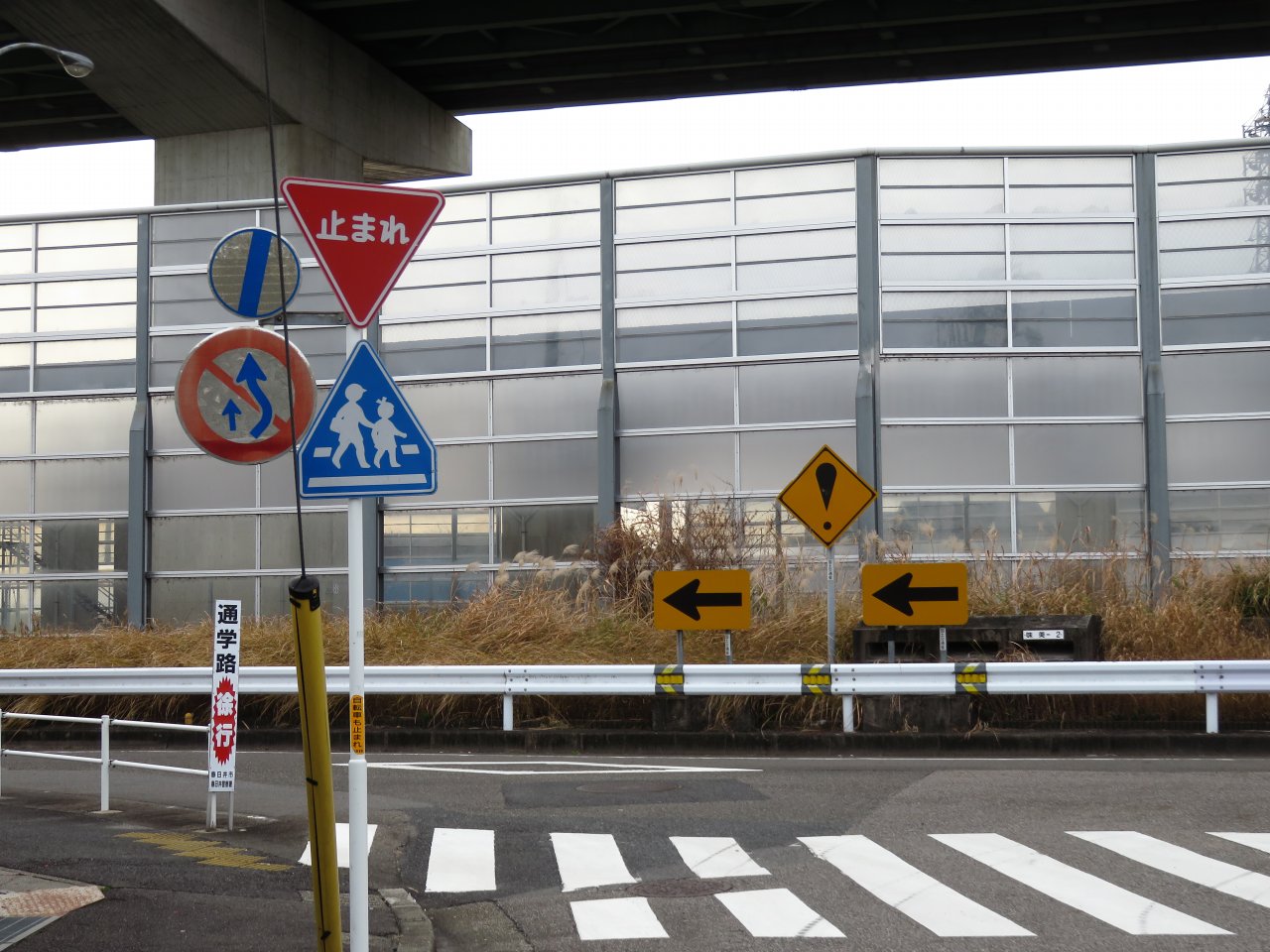 たこ 道路好団垢 名古屋環状2号線 R302 の側道へ交差する道の突き当たりに ビックリマーク その他の危険 標識が設置されていました 手前側は広い2車線道路となっており 突然直進する道が途切れる事への注意喚起を行っているものと思われます 1 25