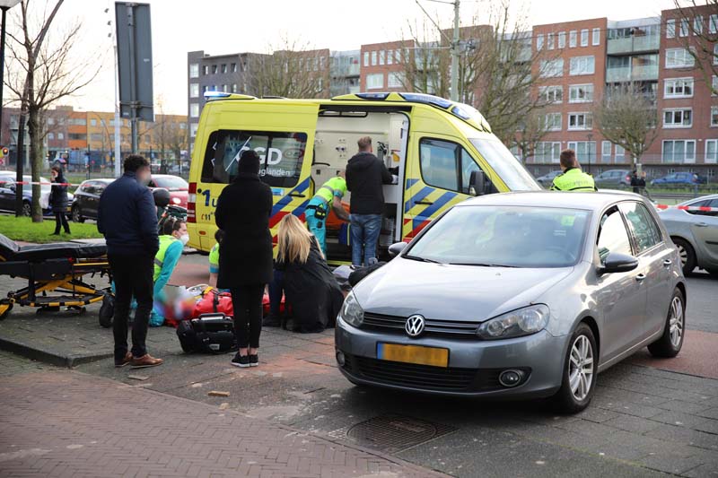 NU ONLINE: Brommerrijder gewond na aanrijding met afslaande auto Laan van Wateringseveld Den Haag..
