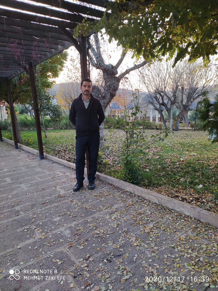 mzekiefe's tweet photo. #Bazıları için iki seçenek vardır:
Ya bu deveyi #gütmek,
ya bu diyardan #gitmektir.
*
Ama bazıları için #tek bir #seçenek vardır:
Bu diyarda #kalmak ve
bu deveyi #gütmektir... https://t.co/a95LuTE4Zc