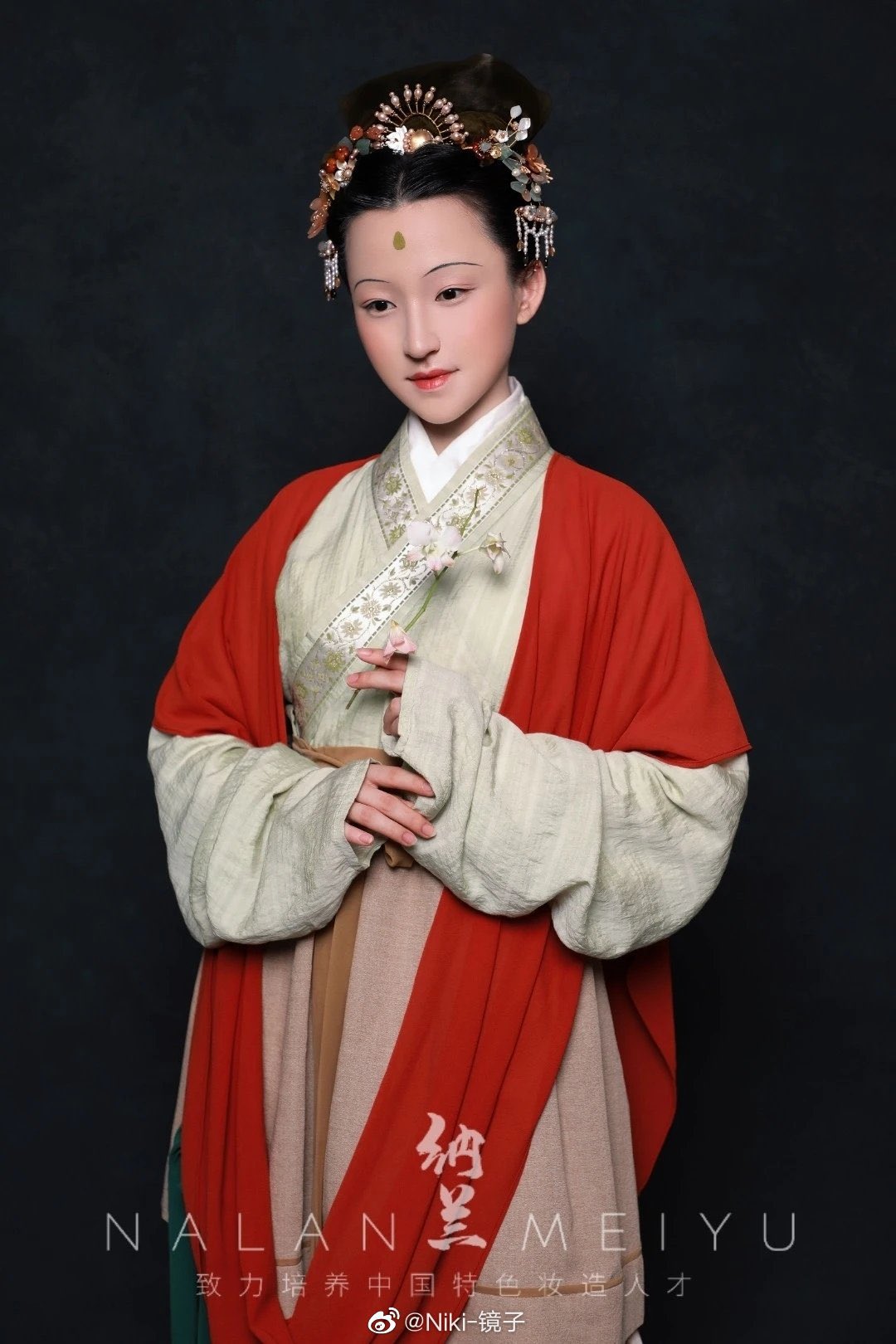 シャチョウ 元代漢族女性の髪型はなお宋代包髻 包頭 が流行 包髻のまわりをさらに真珠 翡翠 ヒスイ によって綴られた花簪で飾る 古風調では 珍珠包髻翡翠花 というんだ 元の南北地域とも人気だったらしい 当時の南北発音が違っても ファッション