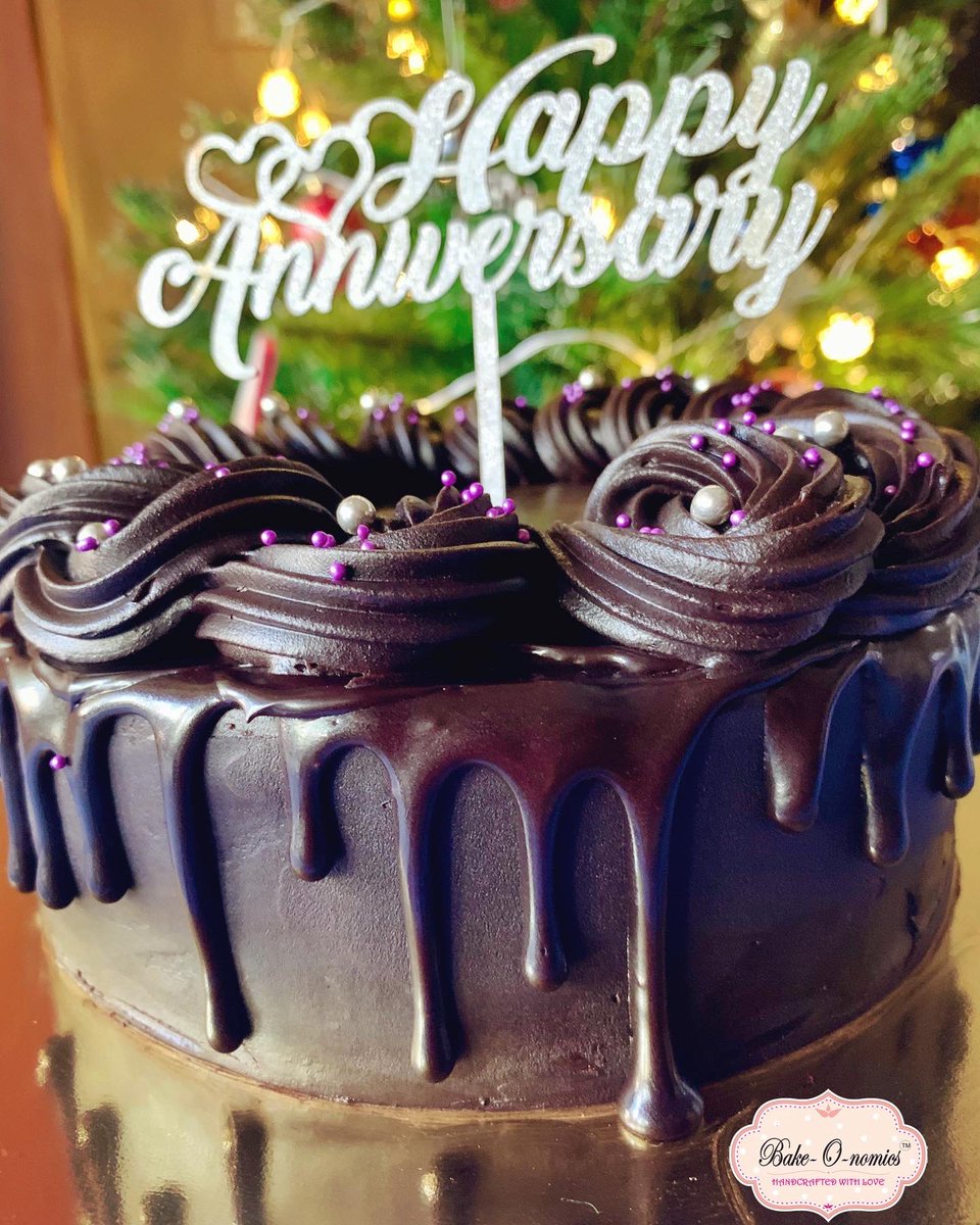 Bakeonomics's tweet photo. Need i say more 💝... 

🍫
🎄
🍫
🎄
🍫

#bakeonomics #bakergirl #foodpic #puneeatsout #punebaker #cakepic #instacake #instayum #homebakerspune #punefood #pune #punefoodie #punegram #madeathome #homebaker #chocolatecake #ganache #ganachedrips #anniversarycake #pipingtechniques https://t.co/FcT1lSTZmo