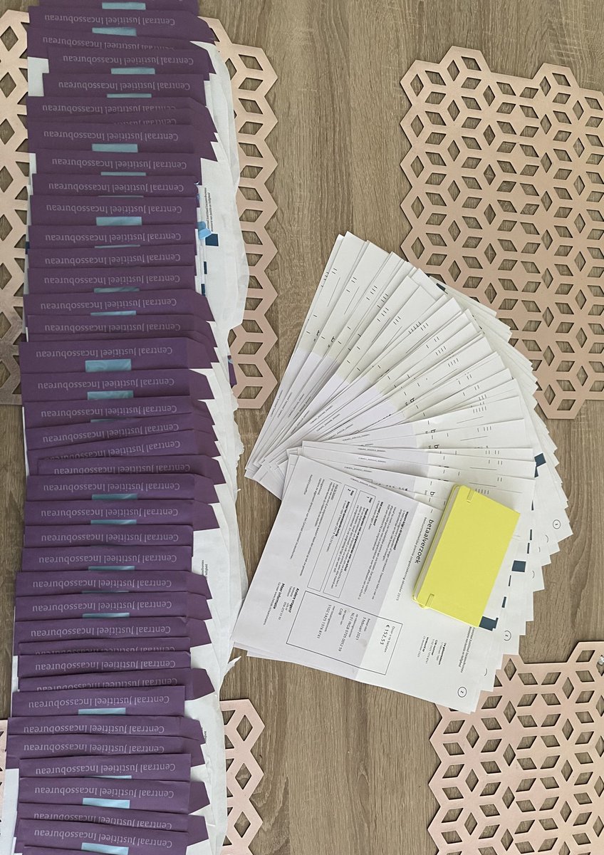 Sjenettt's tweet image. Beste @AvHuffelen 54 brieven van @CJIBnl hoe kan het dat ik na het rapport van gisteren dit in de bus krijg!Ik EIS dat dit door jullie wordt opgelost!kan ik het doorsturen naar u?Hoe denkt u dat het gaat nu? @RenskeLeijten @PieterOmtzigt help! #toeslagenaffaire #boetepremie