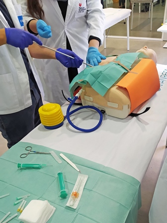 Estudiants de Medicina de la UVic-UCC simulen casos clínics de pneumologia al CISARC posant a prova un nou prototip umanresa.cat/ca/estudiants-…  #simulacio #CISARC