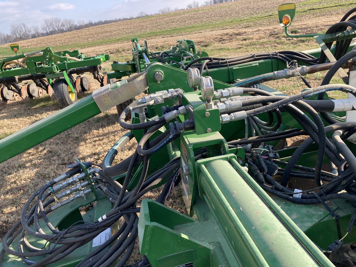 leticia001000's tweet photo. Please R/t. For sale. John Deere 2510h 15 row, 2014 model. Capstan n-ject with raven cooler in front of it. Pit stop pro. Excellent condition/always shedded. Field ready $60,000 https://t.co/OCaM6zLxyc