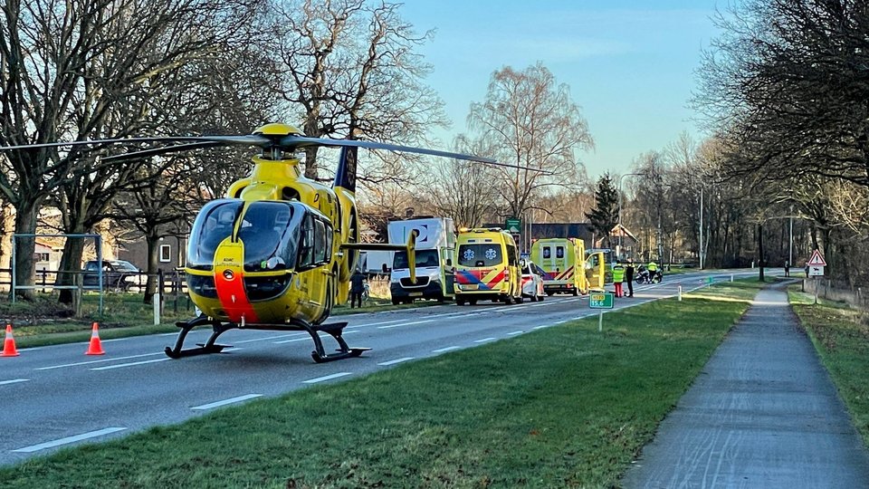 Fietsster gewond na aanrijding: traumahelikopter geland ..
