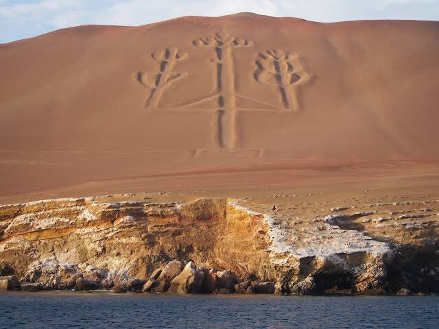A cultura Paracas, famosa pela “candelabra de Paracas” é a precursora da Nazca e muitos historiadores atribuem o desenvolvimento das técnicas a eles. Em 2018, 25 glifos foram assinalados como pertencentes a cultura. Ao norte de Nazca, a cultura Chincha também produziu geoglifos.