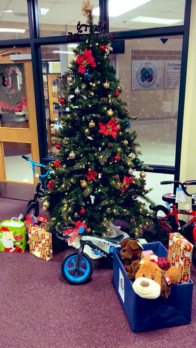 LaToyaEaster1's tweet photo. PATRIOTS GAVE BACK BIG, today! The “serve and inspire” attributes of our mission and vision was profound today. Because of our staff, a child and a family’s life was positively impacted. Because of our ❤️, someone was uplifted... This is WHY it’s all worth it! #ThisIsEV #Serve https://t.co/RKMypQ85m8