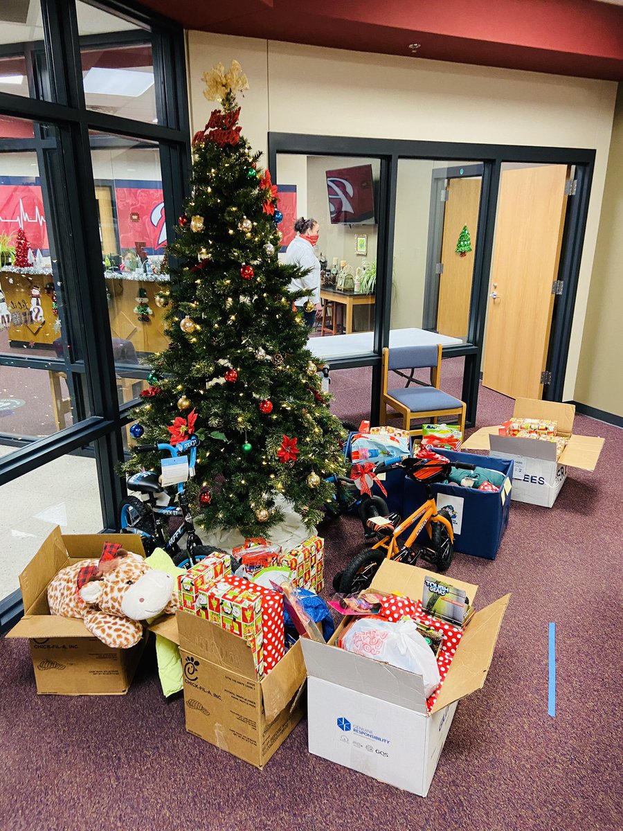 LaToyaEaster1's tweet photo. PATRIOTS GAVE BACK BIG, today! The “serve and inspire” attributes of our mission and vision was profound today. Because of our staff, a child and a family’s life was positively impacted. Because of our ❤️, someone was uplifted... This is WHY it’s all worth it! #ThisIsEV #Serve https://t.co/RKMypQ85m8