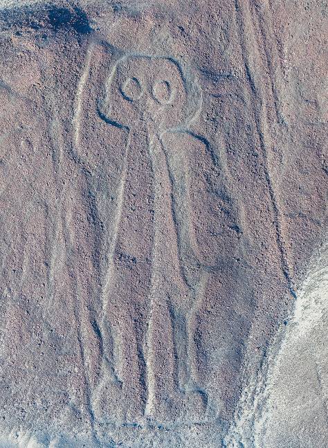 Fugindo dos zooglifos, temos outros encantadores, como o “astronauta” , este geoglifo realmente tem certa semelhança, mas o que exatamente esta figura humana representa permanece um enigma. Pesquisadores acreditam que seja um geoglifo da era Paracas, anterior à cultura Nazca.