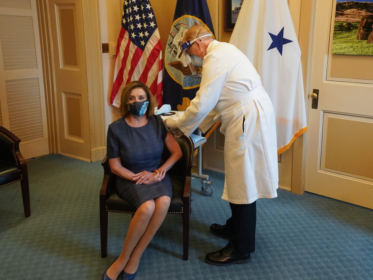 intheunion2020's tweet photo. 🇺🇸 Oggi si sono vaccinati (quello di #Pfizer) il vicepresidente Mike Pence, Nancy Pelosi e Mitch McConnell

Lunedì in Delaware sarà il turno del presidente eletto #Biden, mentre Kamala Harris e il marito Doug riceveranno il #vaccino tra circa 10 giorni https://t.co/93Mtz1BpBg