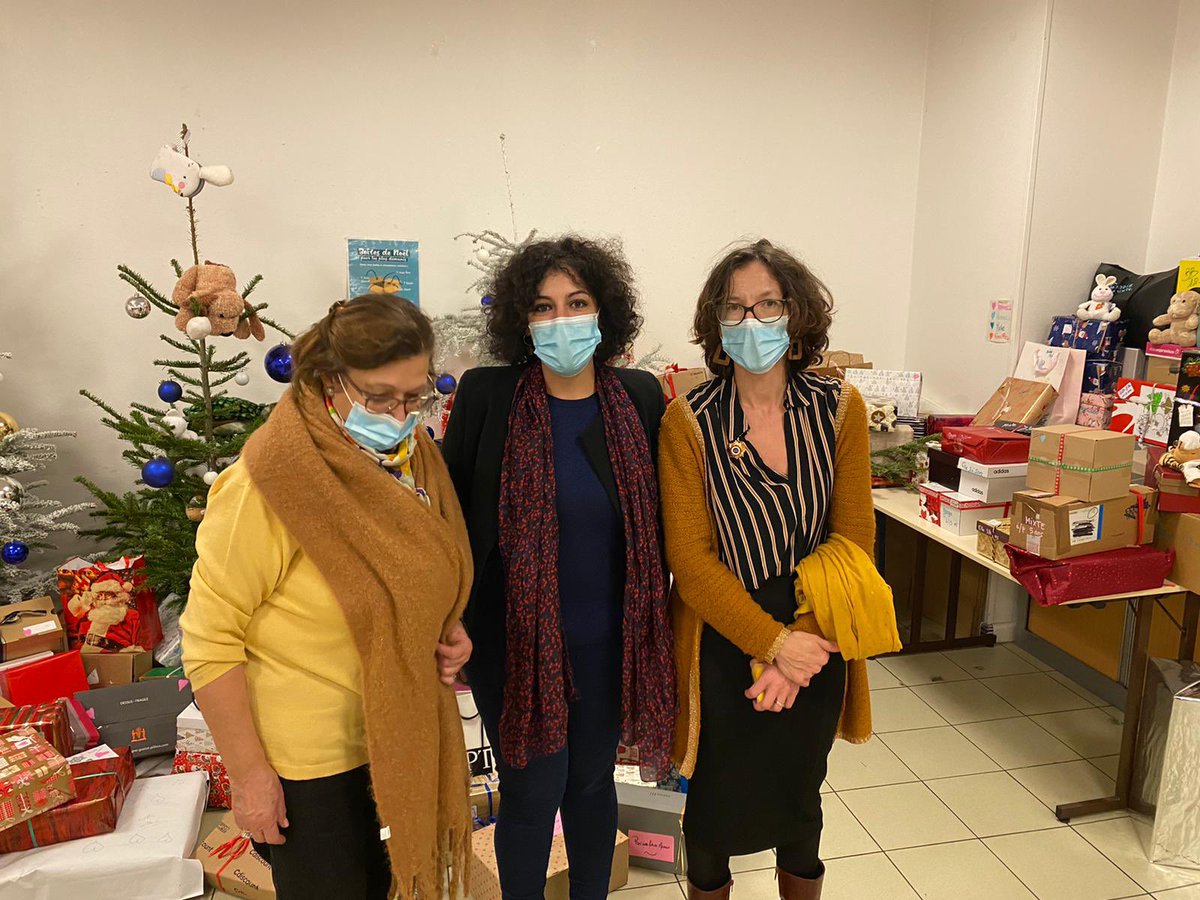 AzzazNadege's tweet photo. Jolie journée joyeuse à #Châtillon avec la distribution des colis de #Noel à nos aînés et des colis solidaires de nos formidables habitants. Merci aux Châtillonnais, aux équipes et à l’équipe municipale pour cette solidarité qui remplit de joie la fin d’une année difficile 🎁🎄 https://t.co/A3NHmdFLAs