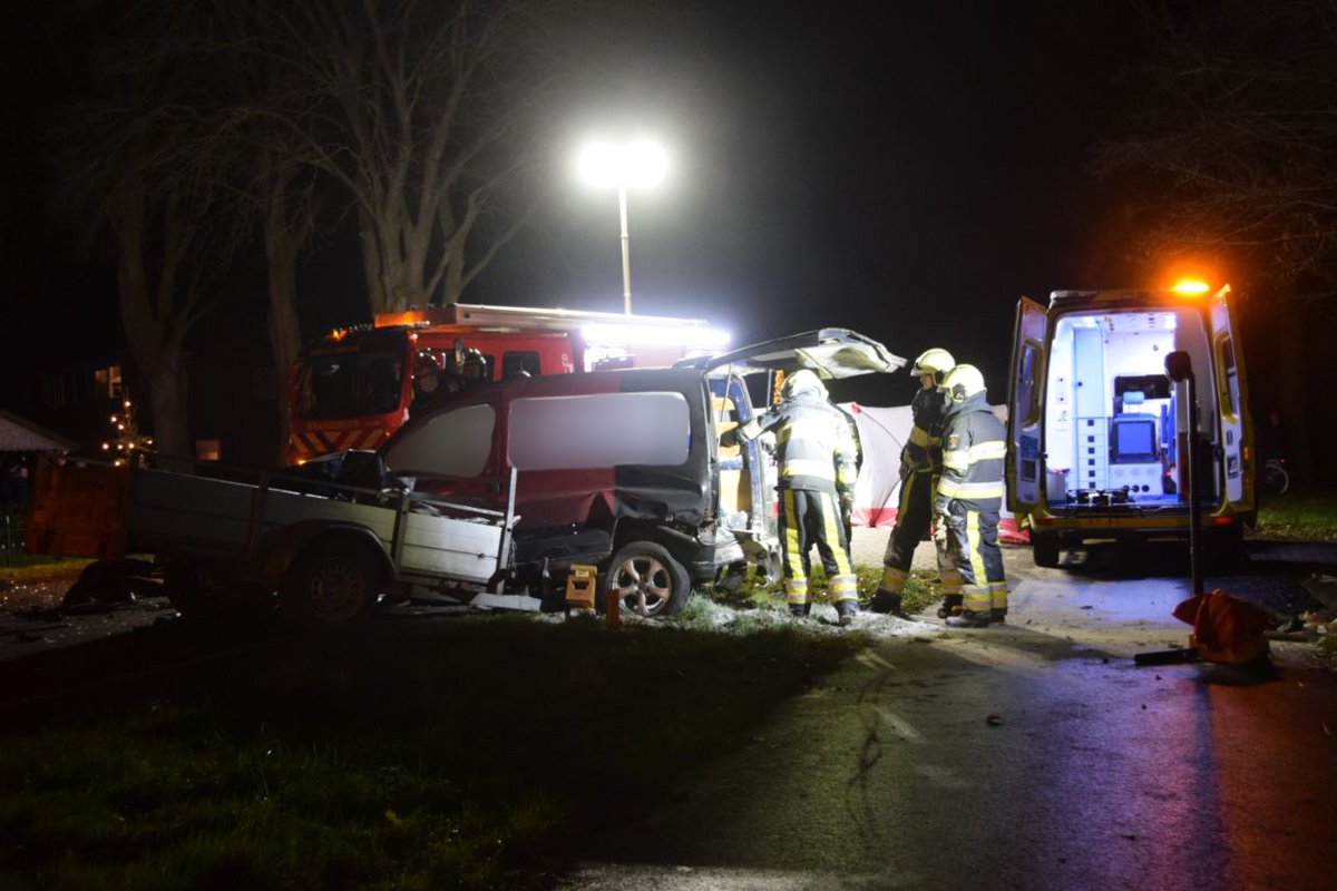 Bestelbusje botst op zijkant van melkwagen bij Surhuizum: traumahelikopter ter plaatse - #Friesland -..