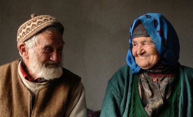 Ahh yüreğim bilemedik...
    Öze merhametin,
Yüze gülümseme'nin yakıştığını

#GeceyeBirNot