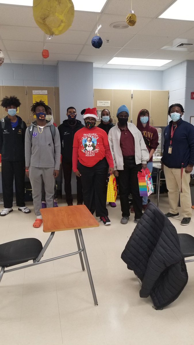 Wekivahoops's tweet photo. Shout out to our wonderful ESE dept for an awesome job of washing and folding our uniforms after each game. The joy was definitely mutual as members of the team delivered goodie bags of gratitude #mustangstrong @WekivaSports @ApopkaJohn
@osvarsity
@VarsityBuddy https://t.co/RUSkayhPeO