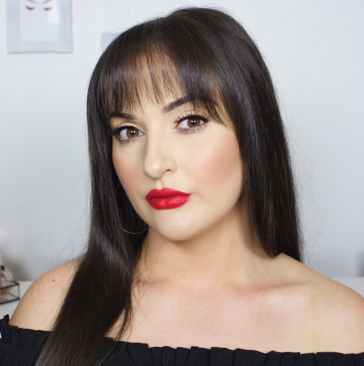 Nikitahhx's tweet photo. The secret is out! I’ve collaborated with Online Makeup Academy to bring you my very own makeup course! 🙈♥️ https://t.co/IwHjM8uR6i https://t.co/5T1y4cAkRd