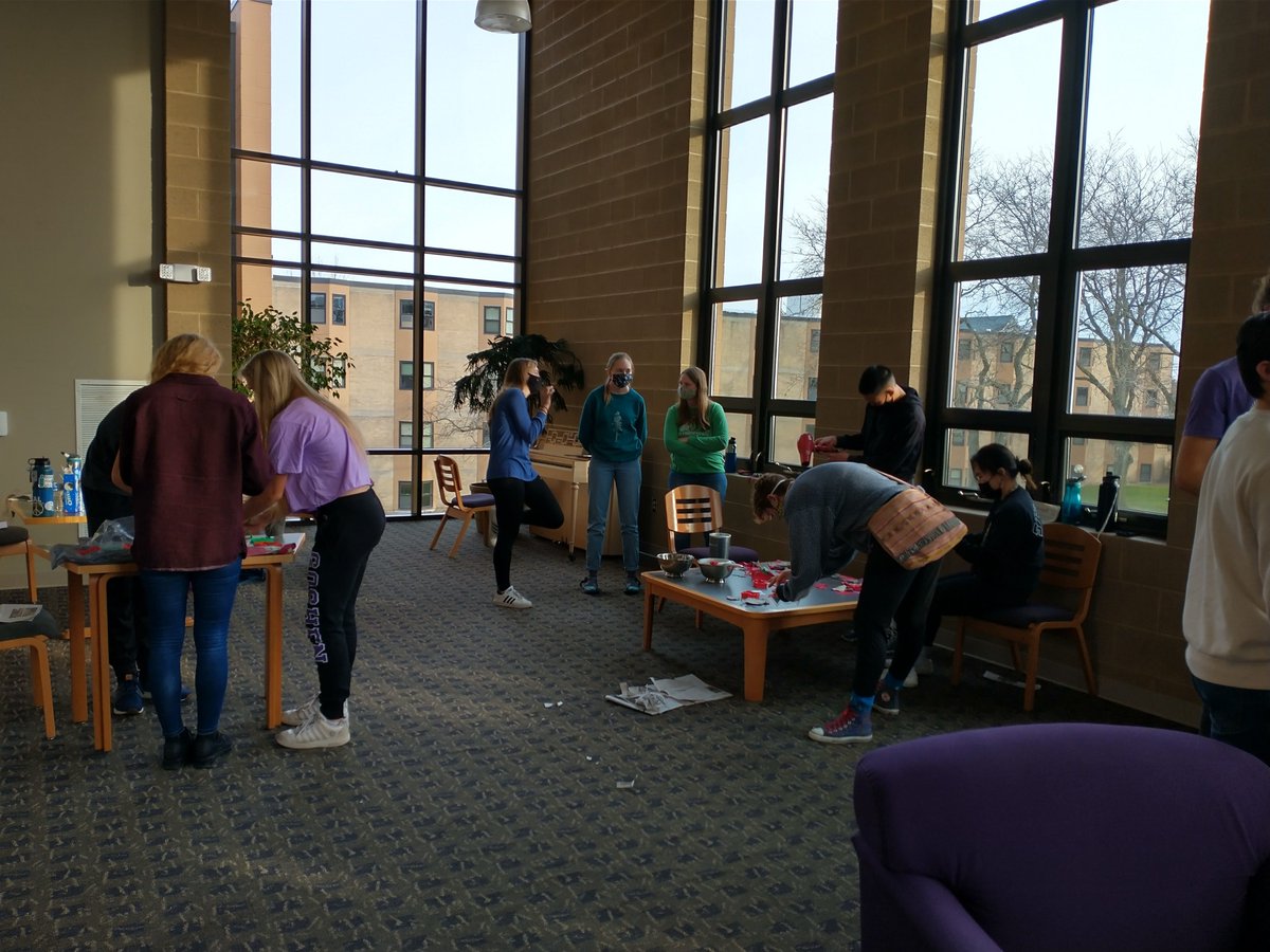 acc_climate's tweet image. Need last-minute Christmas gifts? Make seed paper using holiday-themed cookie cutters! Shout out to one of our Campus Climate Ambassadors, Ariana Perez Diener, for the brilliant idea &amp;amp; event she hosted at @GoshenCollege✨🎁🎄
#StudentsofCSCS #DIY #Christmas #EcofriendlyChristmas