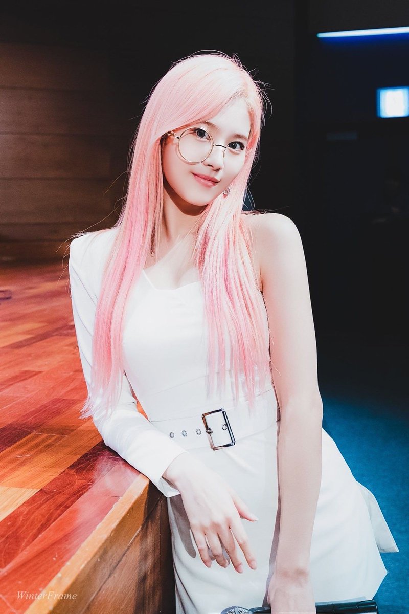 misanapic's tweet photo. ↳ Pink hair sana is my favorite 💖

🏷 : #Sana #사나 #Twice #트와이스 https://t.co/vRRj48Lw6i