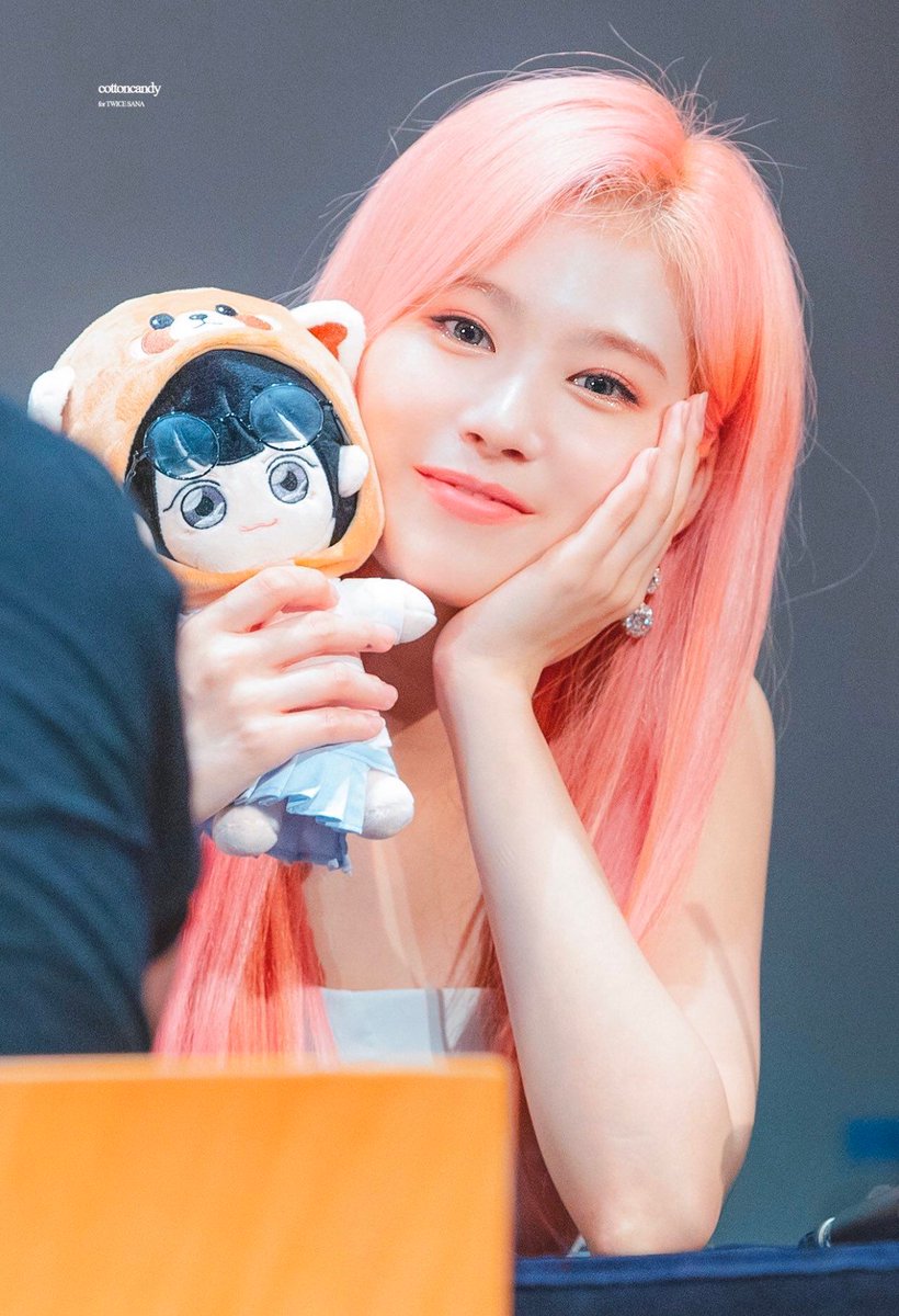 misanapic's tweet photo. ↳ Pink hair sana is my favorite 💖

🏷 : #Sana #사나 #Twice #트와이스 https://t.co/vRRj48Lw6i