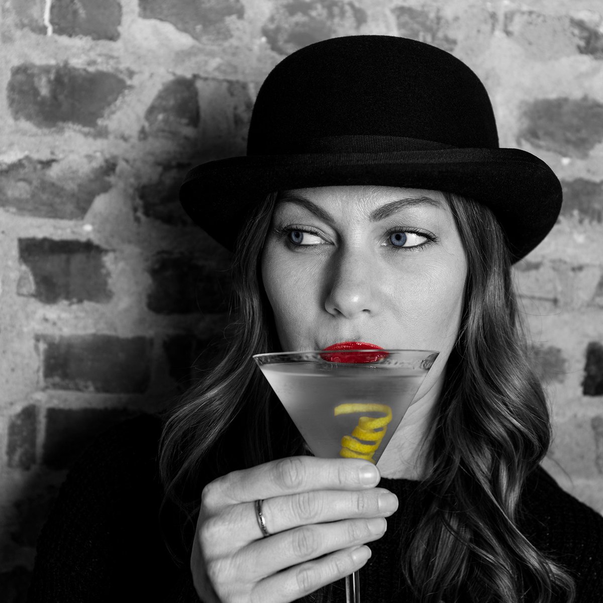 Let them wonder about you. 💋 #BrokersGin

The Vesper:
3 measures of Broker’s Gin
1 measure of vodka
1/2 measure vermouth
Lemon peel for garnish