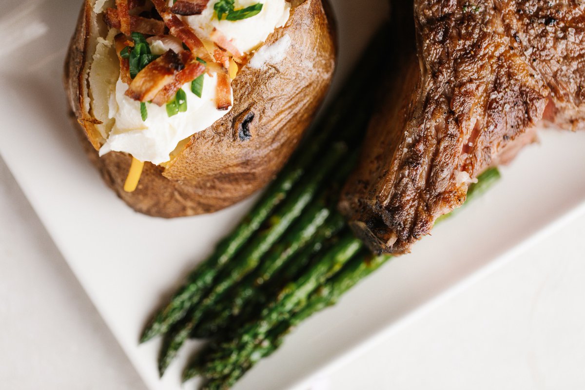 Don't forget! 🍴  We will be offering a special holiday menu, including prime rib, mashed potatoes, fresh vegetables, choice of salad and more, for takeout on 12/24 and 12/25. Individual or family-style options are available. Order on our website by 12/22!