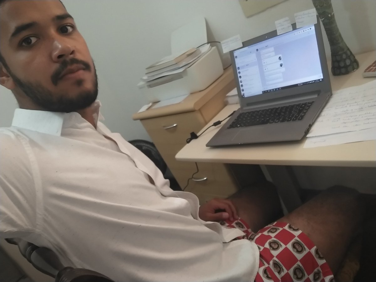 Timarco6's tweet image. Aprovado no tcc do jeito que o EAD pede: camisa social + samba. Vamo pra cima!