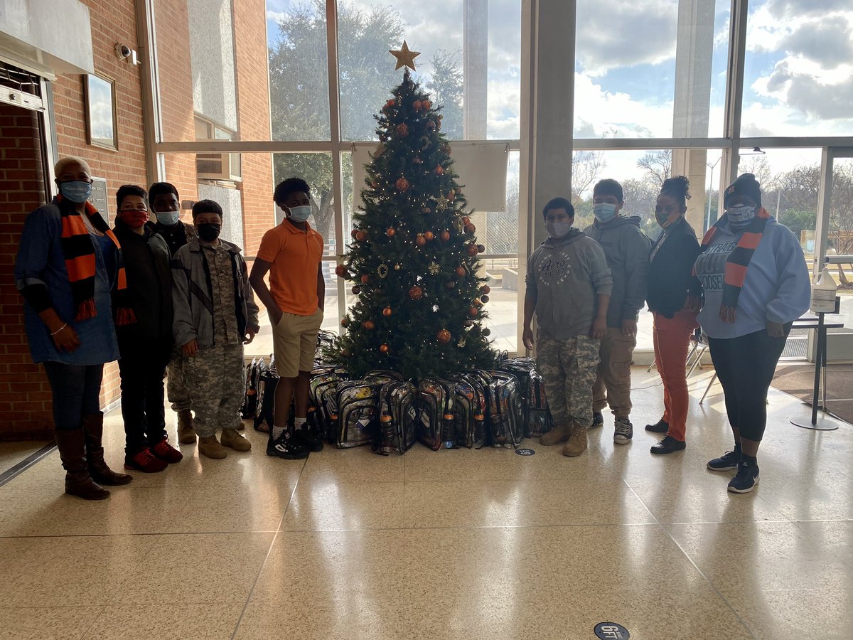 Kudos to FDR VeltNation💙🐎🤍 for blessing our students with Holiday Bags! 🧡🐯🖤#ModelofExcellence💪🏾@dallasschools @maxielpastor @TheModel_8 @SharronEvansJa1 @RooseveltHS_Dal