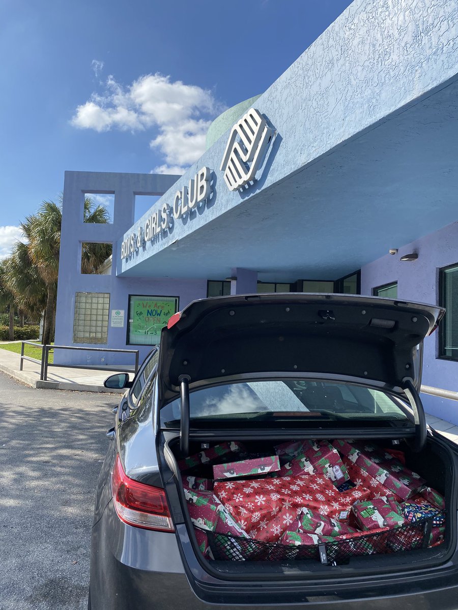 DonnaHR_'s tweet photo. From shopping to wrapping to delivering.. team 2265 came together to extend our heart of giving back beyond our 4 walls.. so thrilled to give back to families this holiday season! #R300givesback #targetadoptafamily #t2265 #givingback #worksomewhereyoulove https://t.co/UZaea0AydA