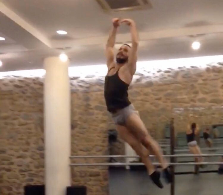 Arka arkaya Bilal Sonses ve Emircan İğrek dinleyen erkek