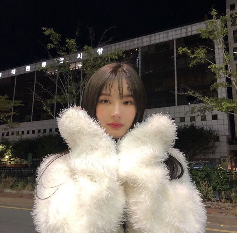 zhouIana's tweet photo. how yoo lana looks in real life ; a thread https://t.co/7PYQ8h3HQy