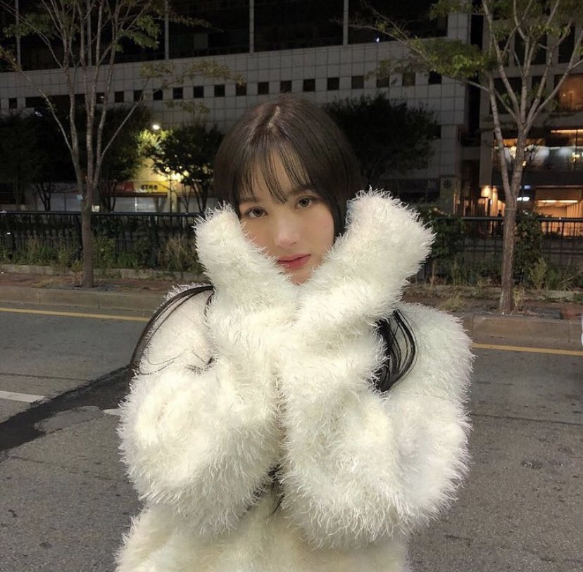 zhouIana's tweet photo. how yoo lana looks in real life ; a thread https://t.co/7PYQ8h3HQy