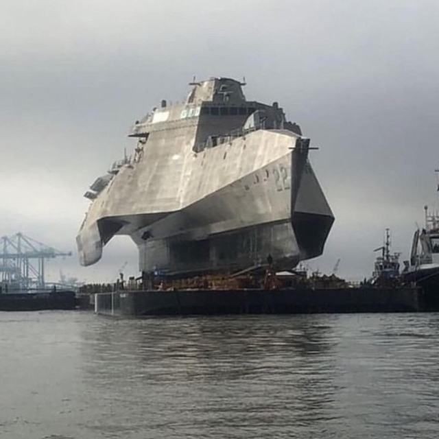 リーナ 優等生今期応援します 沿海域戦闘艦 Lcs のプロトタイプでしたっけインディペンデンス級って 装備モジュールを交換することによっていろいろな任務に対応出来るとか 任務によって必要な装備とかが異なる場合があるのでモジュール化すれば安く