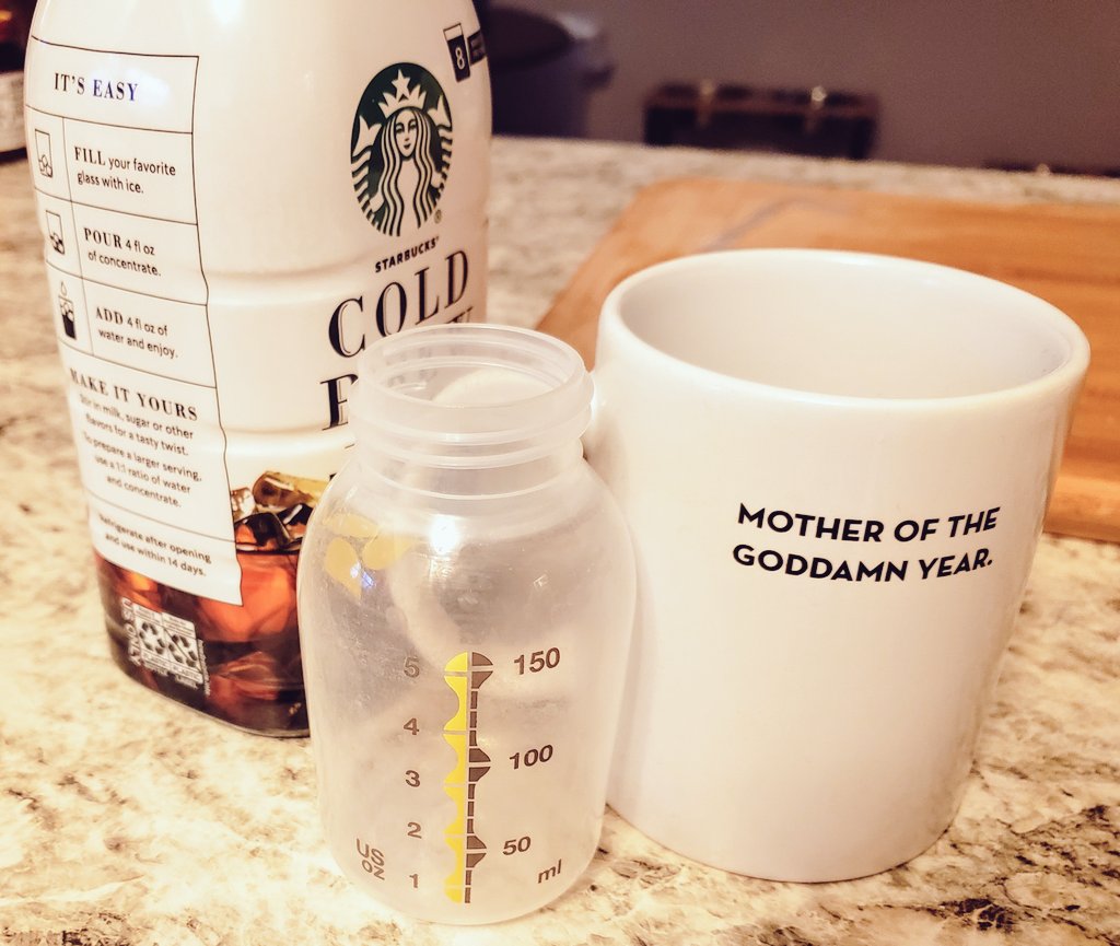 MakenziHutton's tweet photo. Mom hack- measure your coffee using breast pump bottles 😂 #momblog #starbucks #imtired https://t.co/xNKSMIGF1S