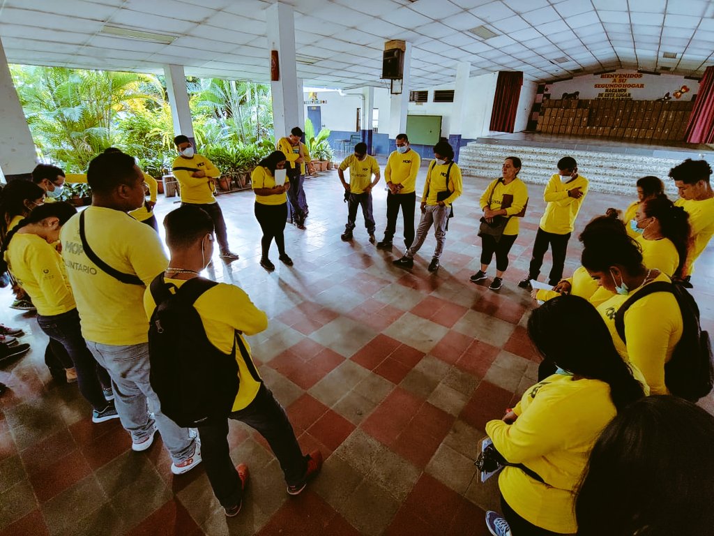 Fabriciolopezsv's tweet photo. Gracias al presidente @nayibbukele y a liderazgo de nuestro ministro @RomeoHerrera1 nos dirigimos con 1,000 #PaquetesAlimentarios para las familias del Cantón Malacoff, caserío los parados, copinol, campos, etc.
#AyudaALaPuertaDeTuCasa
#TeamMOP https://t.co/Y7ZLmzOPzd