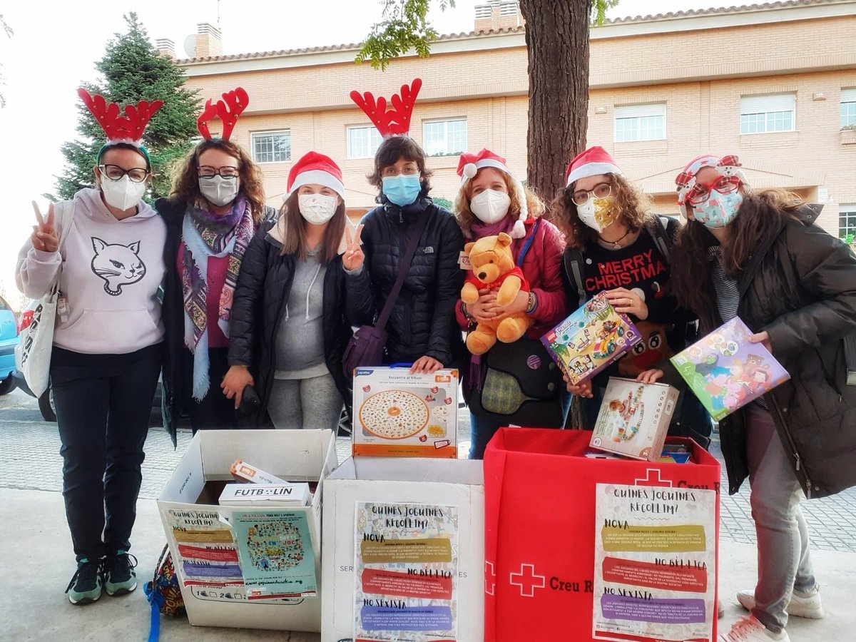 Volem agrair la participació de les famílies a la campanya de recollida de joguines de Creu Roja Joventut.    
Amb aquest gest, estem transmetent als nostres fills i filles els valors de la solidaritat, generositat, cooperació, empatia i compromís social.

Moltes gràcies!