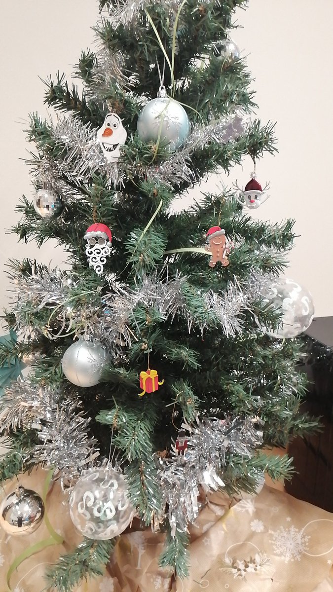EtLuxe's tweet photo. Au final, notre sapin sera terminé pour Noël ! #dnmadejoaillerie #modelisation #prototypage @LyceeEdgarFaure https://t.co/F6SxmKcYlG