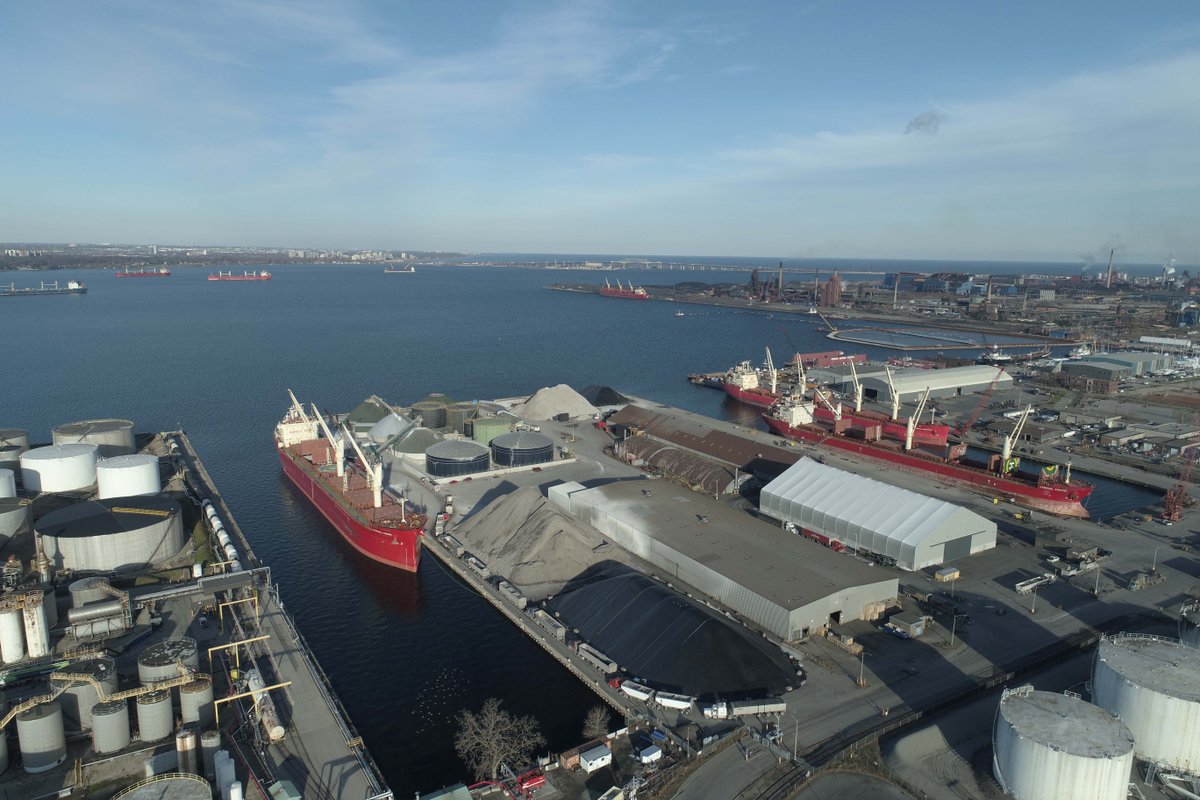 HOPAports's tweet photo. Last week we had an astounding seven Fednav vessels in #HamiltonPort simultaneously! We have always had a robust working relationship with Fednav & FMT Hamilton, and are happy to see it continue to thrive in 2021 and beyond. #PortPartner #FreighterFriday https://t.co/frkxzFJads