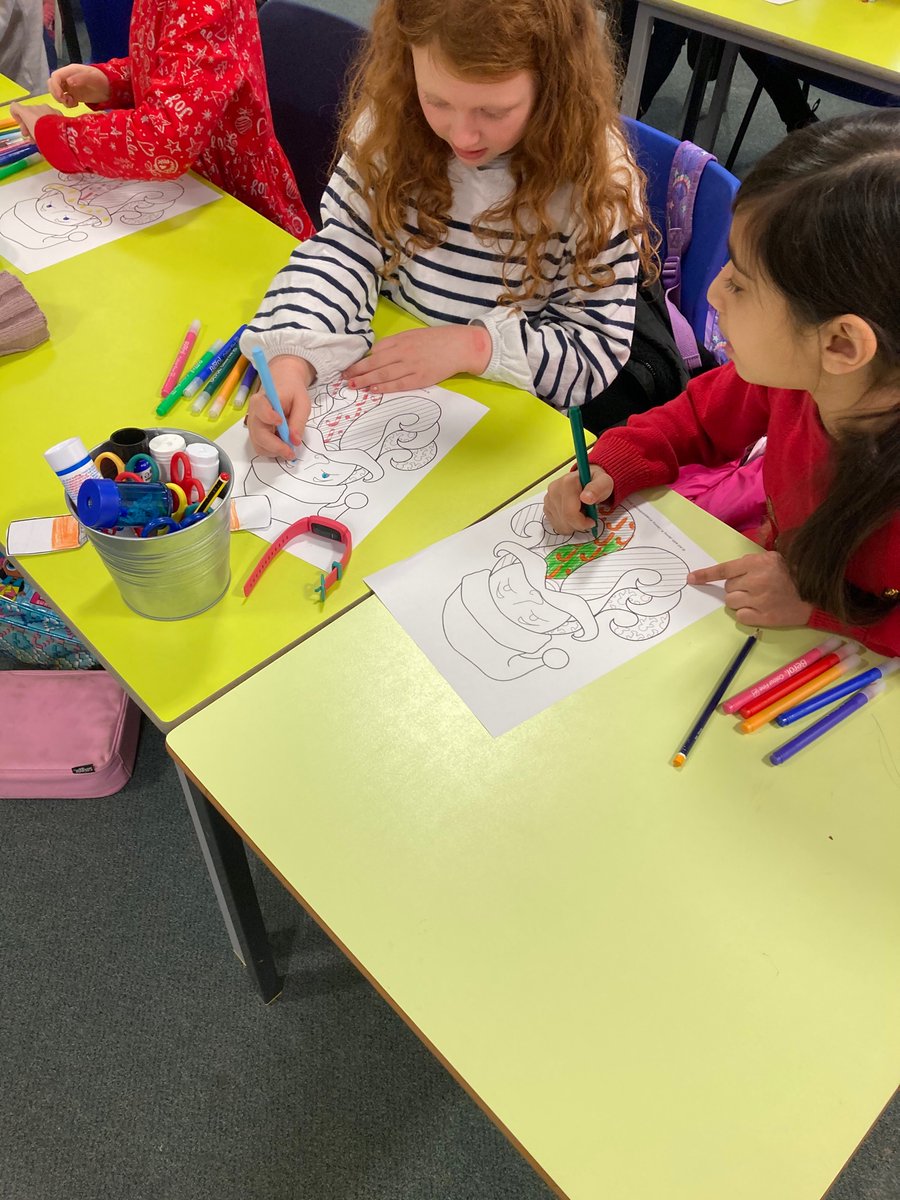 missblyth1's tweet photo. This morning we studied the work of artists like Roy Liechtenstein and Andy Warhol and created our own Pop Art Santas! https://t.co/jGBsYLj6Vx