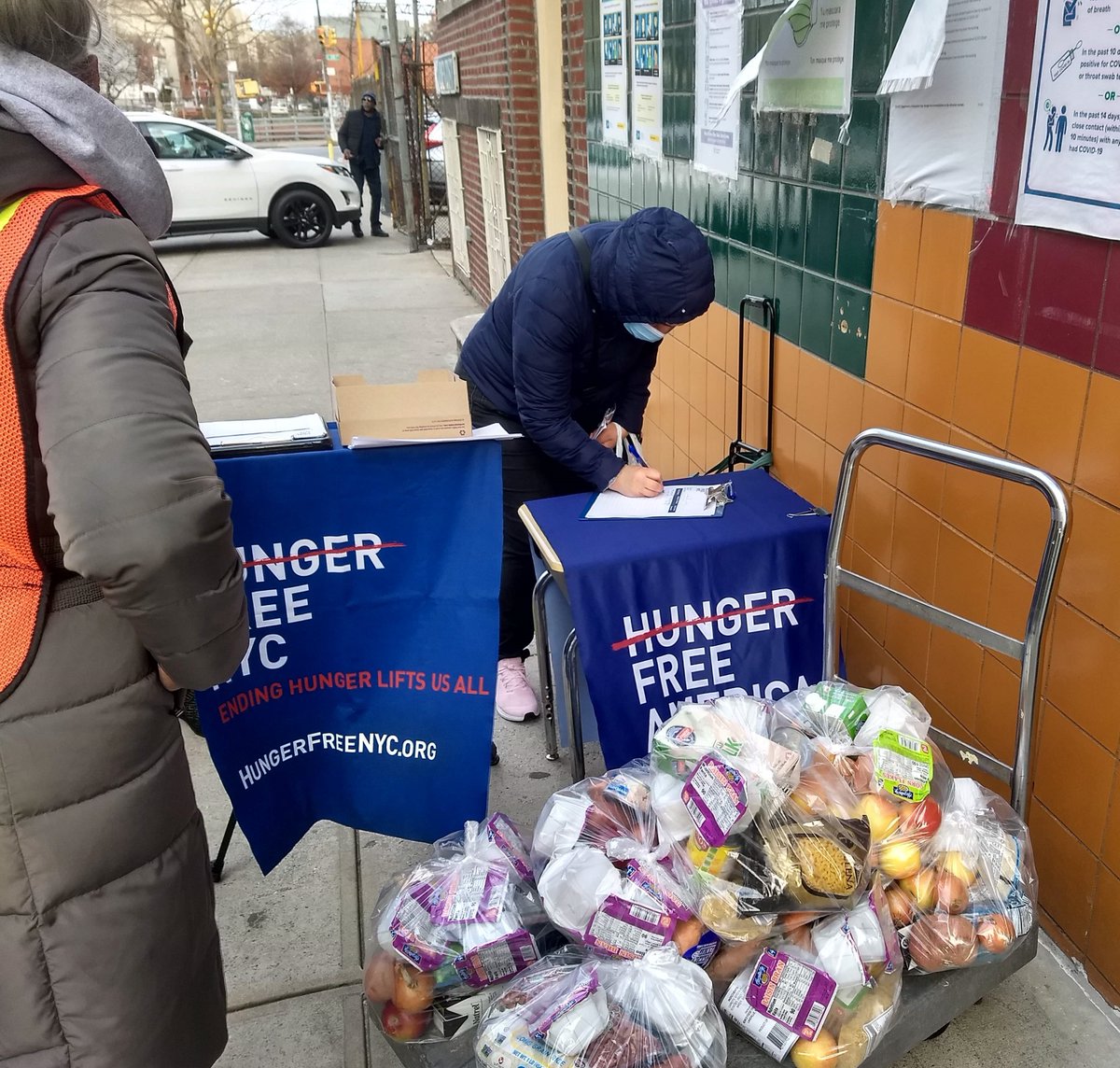 HungerFreeUSA's tweet photo. There are tons of virtual and in-person volunteer events that you can participate in this #holiday season. Check out our #volunteer hub to find out what you can do to make a difference: https://t.co/8ULWh0qpyL
#HungerVolunteer #VirtualVolunteer #EndingHunger #FightAgainstHunger https://t.co/krXEhHFptN
