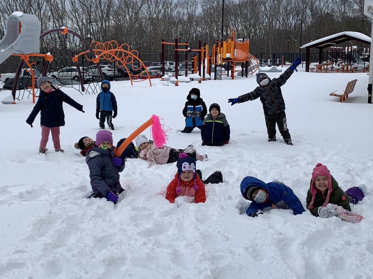 Having SNOW much fun on our winter wonderland mask break! ❄️⛄️ <a href="/MPSPanthers/">Marlborough Public Schools</a>