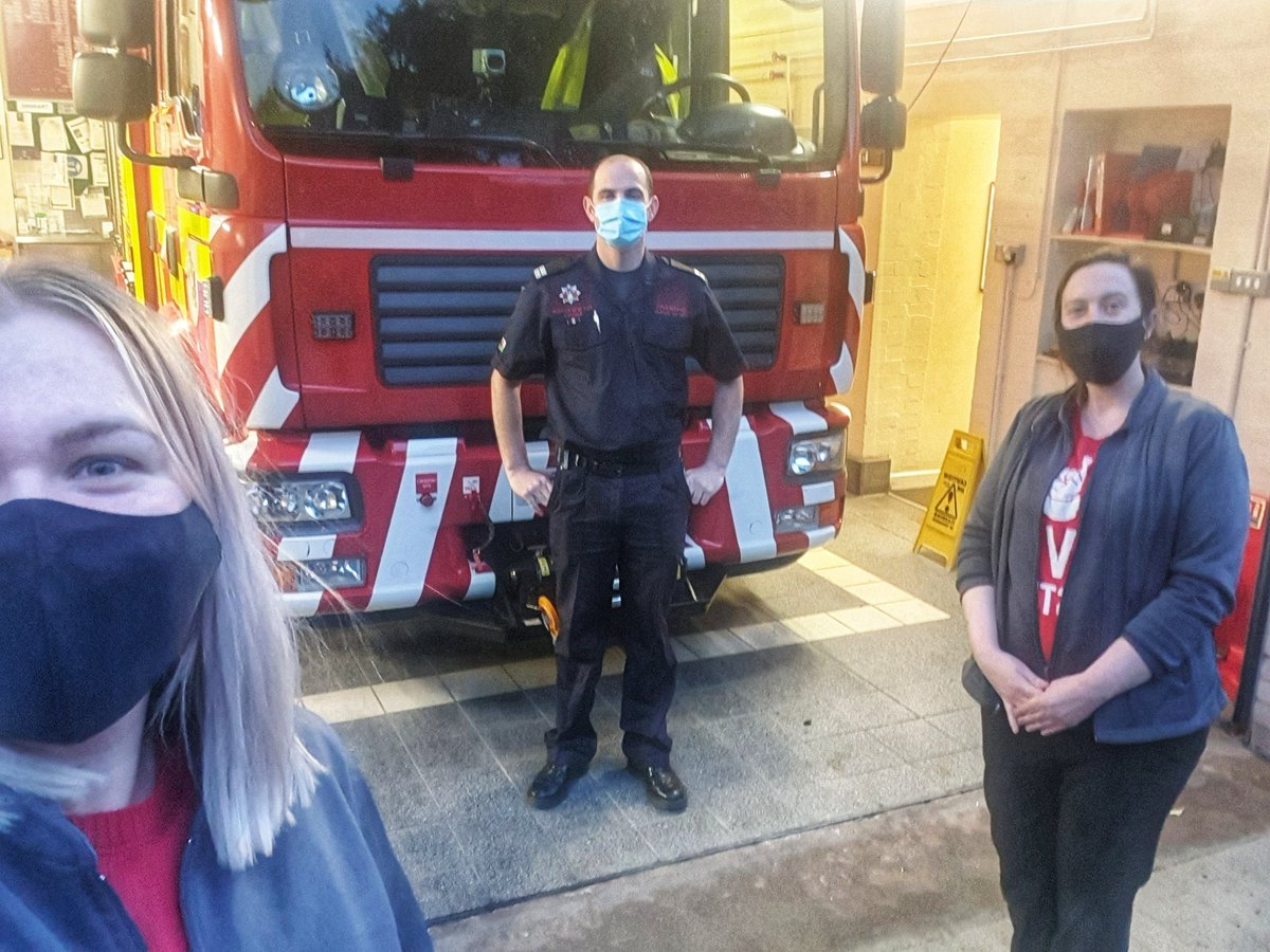 colley_robynne's tweet photo. Today we took a trip to @BuilthFirestn to deliver some mince pies as part of #LittleActsofChristmasSpirit to say thank you to those working hard in our community  🎅🏽
#CoopBuilthPetrol #ItsWhatWeDo #MakingADifference #CoopRadio 
@KerinaRees @kingcop4 @P_Chudders https://t.co/OknB8KMvu3