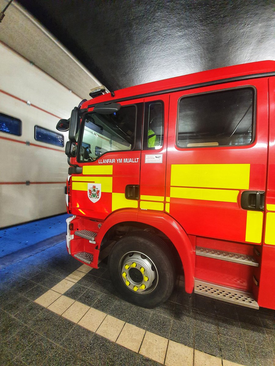 colley_robynne's tweet photo. Today we took a trip to @BuilthFirestn to deliver some mince pies as part of #LittleActsofChristmasSpirit to say thank you to those working hard in our community  🎅🏽
#CoopBuilthPetrol #ItsWhatWeDo #MakingADifference #CoopRadio 
@KerinaRees @kingcop4 @P_Chudders https://t.co/OknB8KMvu3