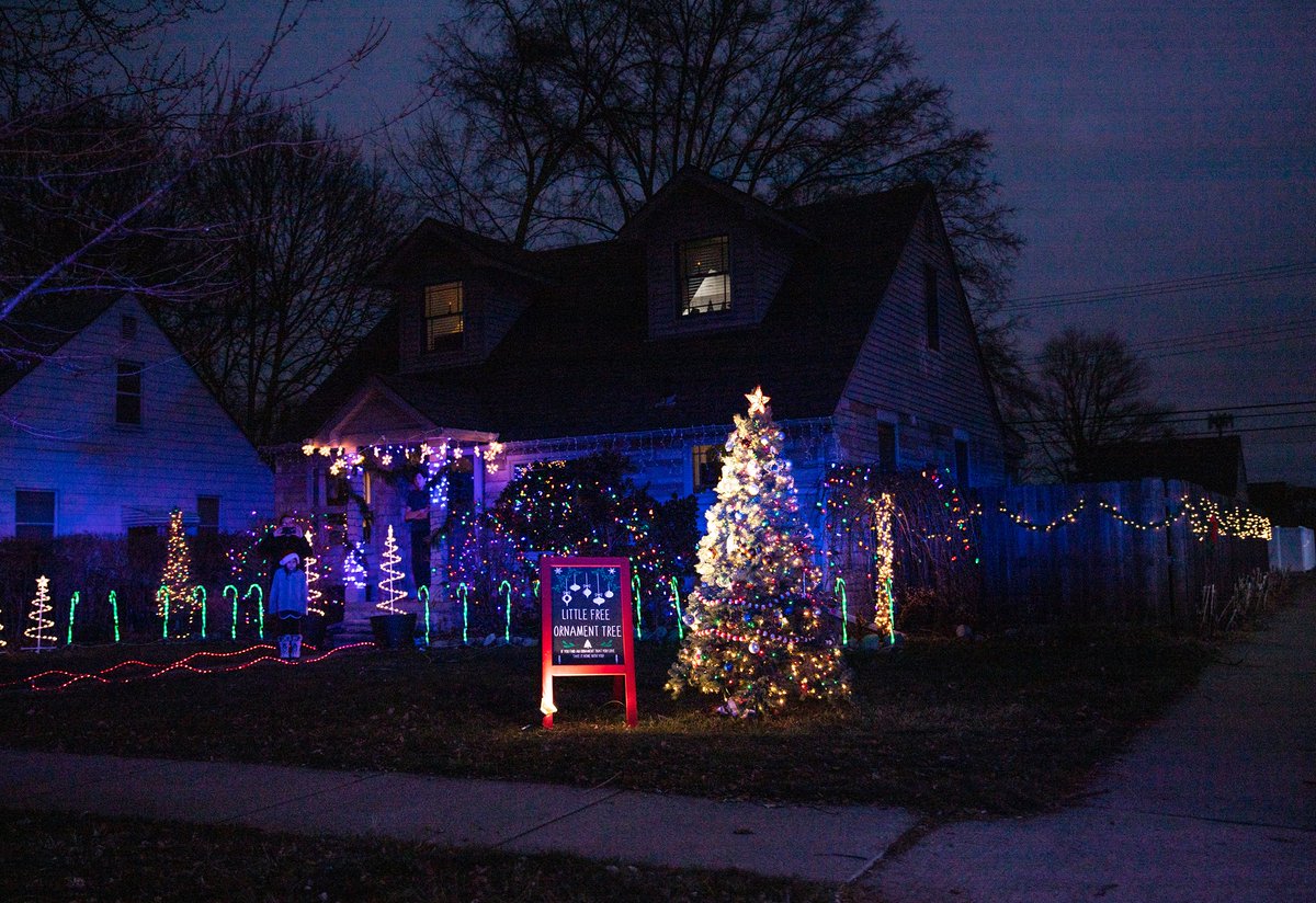 cityofberkley's tweet image. #FridayFeature This week's #ResidentFeature goes to Samantha Keller &amp;amp; family for their Little Free Ornament Tree! If you see their tree and find an ornament you like, you can take it home! You can find the ornament tree on the corner of Buckingham and Oxford!